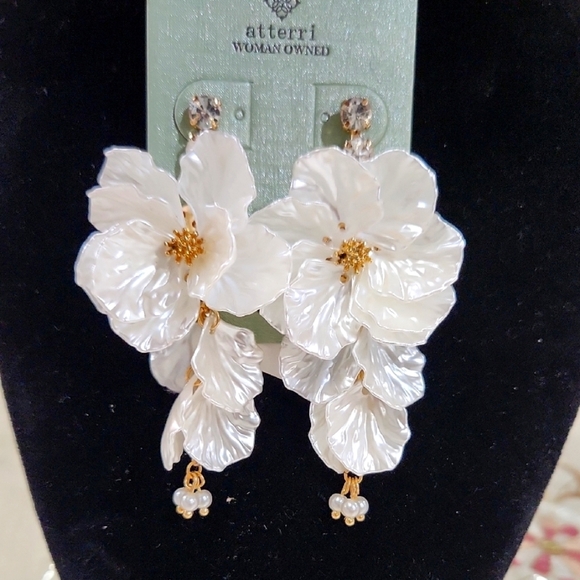 🔹️ ATTERRI🔹️💕host Pick💕 White Floral cascading  Earrings - Picture 1 of 6